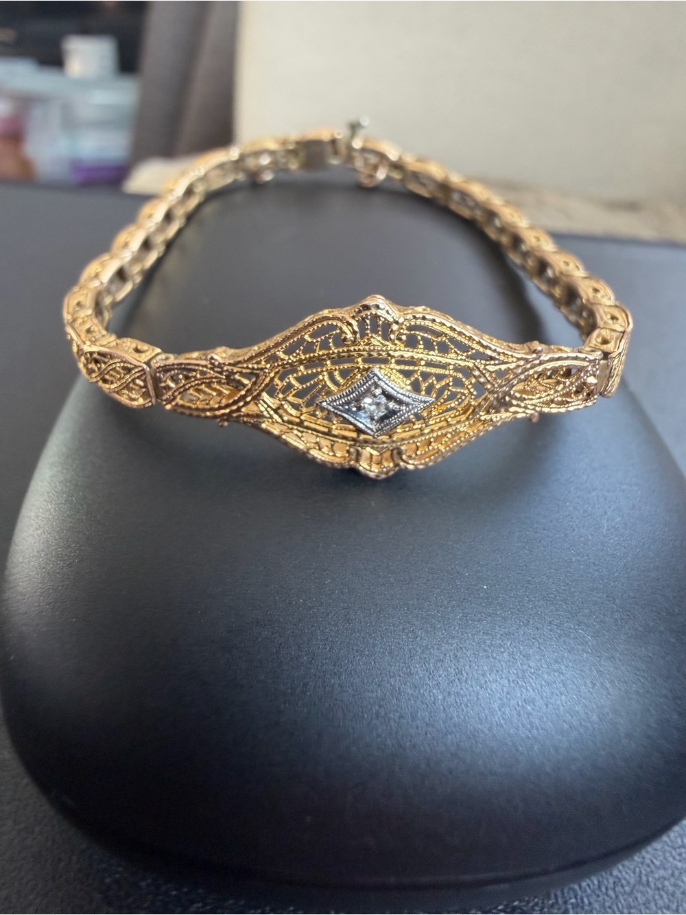 1920’s Vintage Elegant gold filigree bracelet w/ a clear, diamond center accent. - Picture 3 of 12